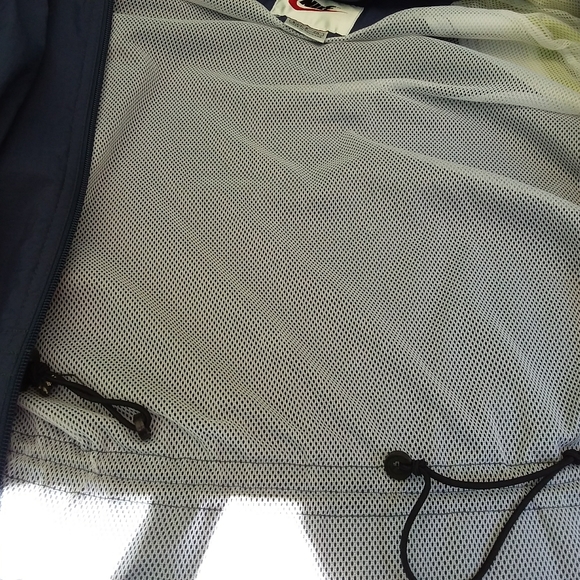 NIKE Women's Windbreaker. - Picture 8 of 10